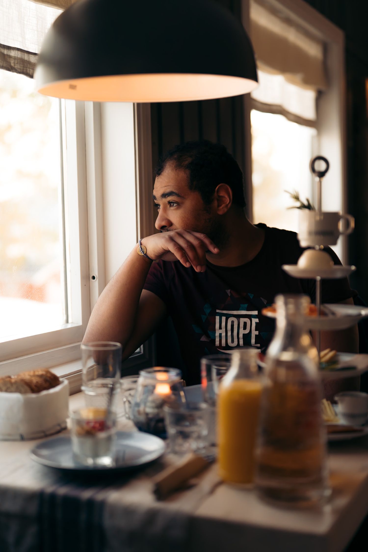 homme qui prend son petit déjeuner à l'hotel norwegian wild à senja devant la fenêtre du restaurant