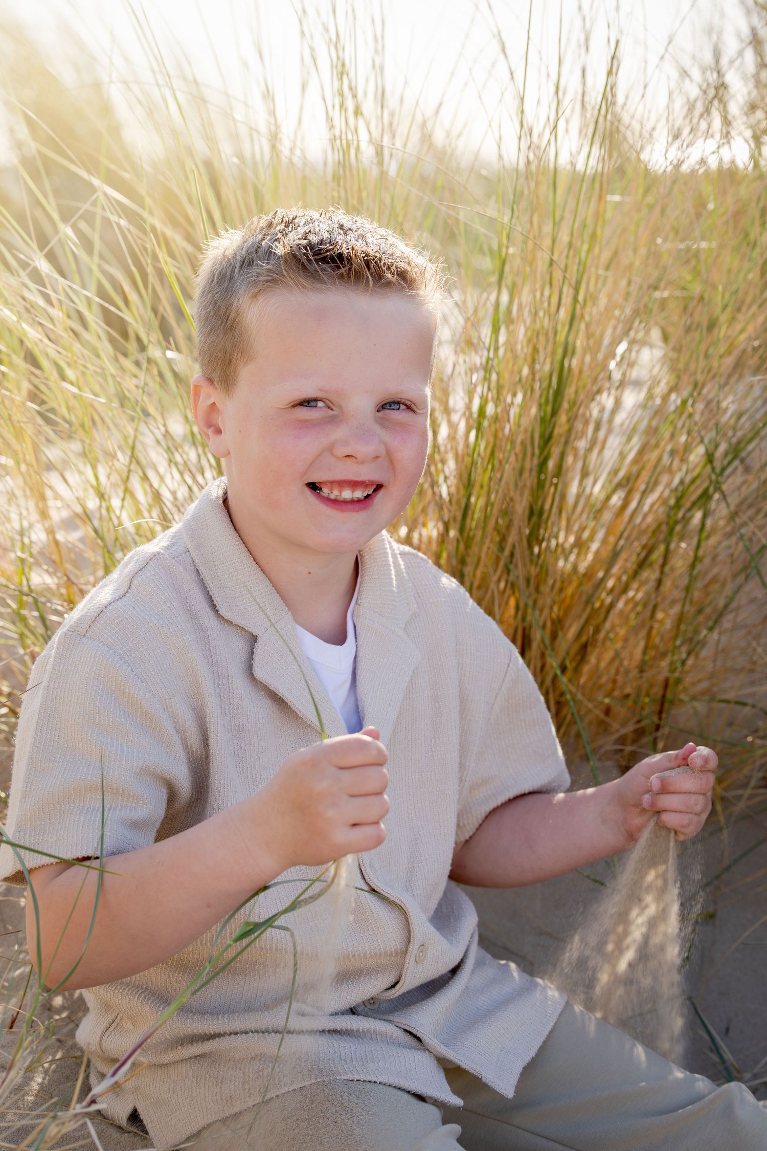 portret van een jongetje in de duinen