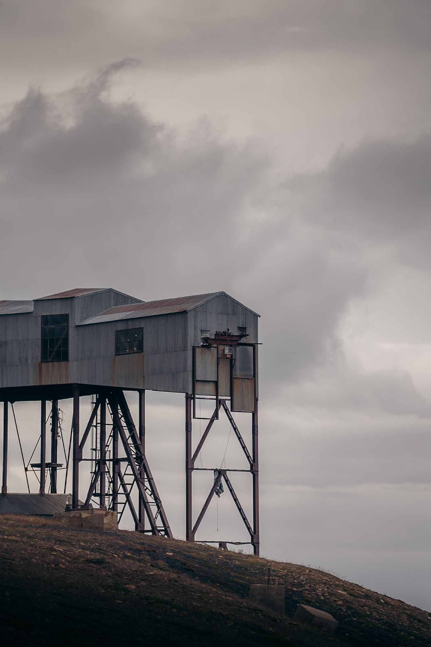 vieille usine de charbon sur pilotis à longyearbyen