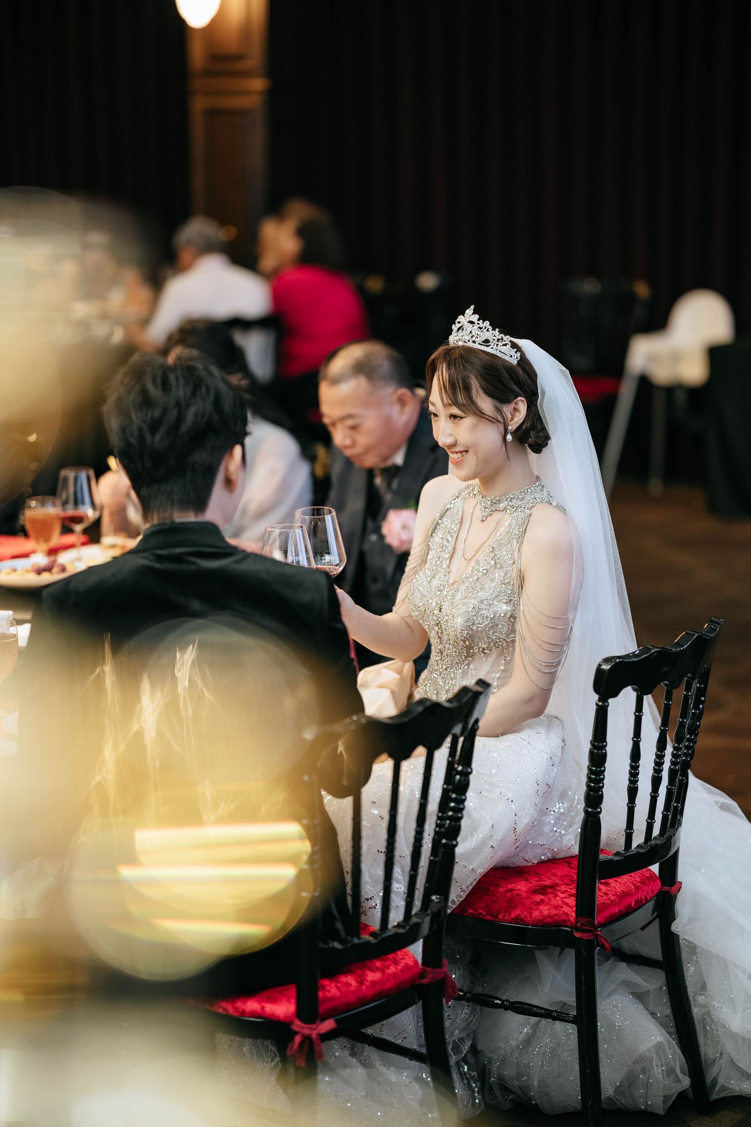 高雄老新台菜婚禮攝影紀錄，由渴望影像攝影師 Eric 拍攝。從早上迎娶儀式到午宴婚禮，完整記錄新人與家人的自然互動、經典合照及類婚紗畫面。Eric 擅長婚宴現場場控與專業燈光配置，即使在不同宴會餐廳與複雜光線環境中，也能穩定呈現自然膚色、立體光影與清楚畫面，留下耐看且真實的台灣婚