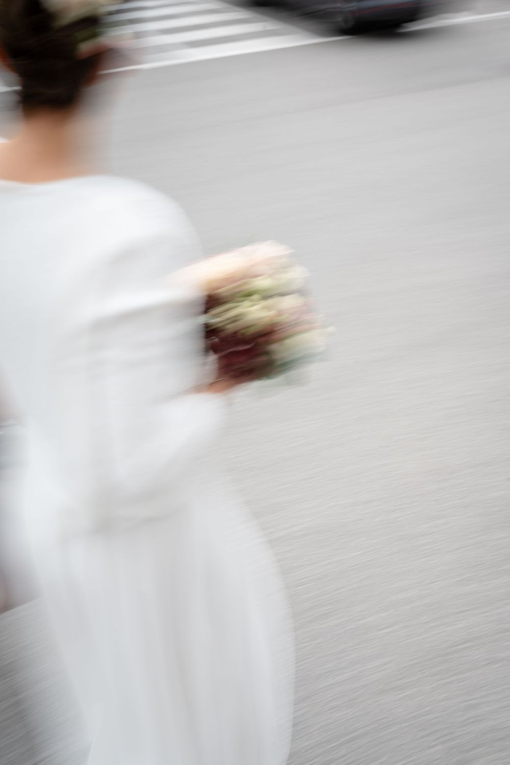 Dynamische Unschärfe-Aufnahme der Braut mit Blumenstrauß in Bewegung