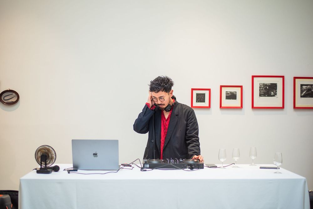Un DJ lors d'un vernissage