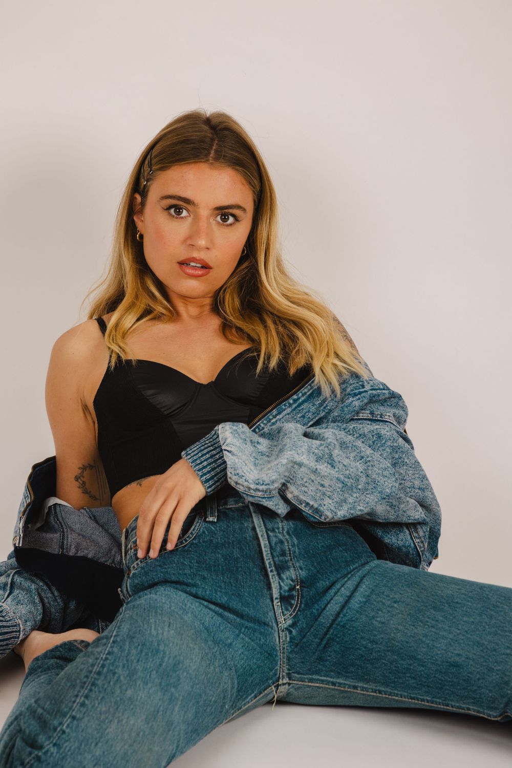 Portrait femme en studio regard naturel fond neutre