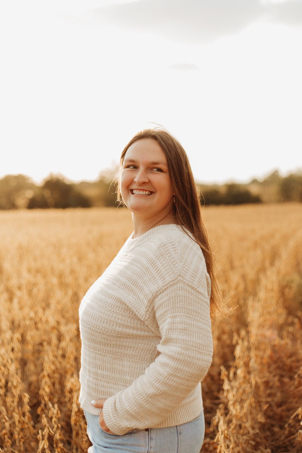 Senior photos in the Kansas City metro by a local senior photographer – modern outdoor portraits with authentic, natural poses.