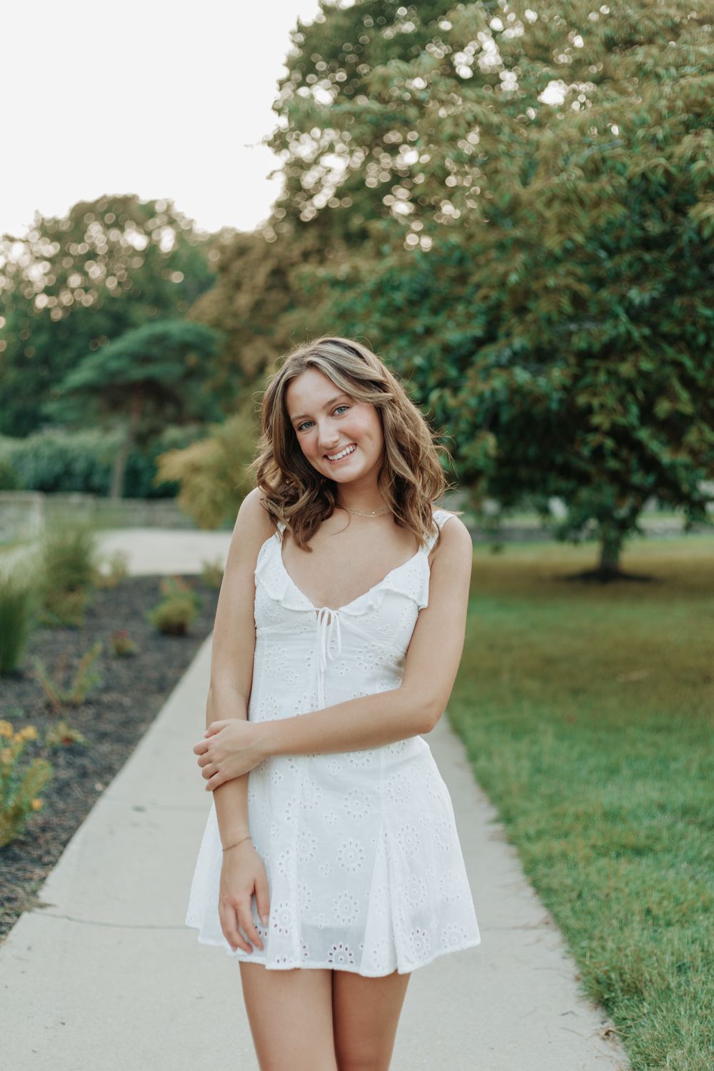 Senior photos in the Kansas City metro by a local senior photographer – modern outdoor portraits with authentic, natural poses.