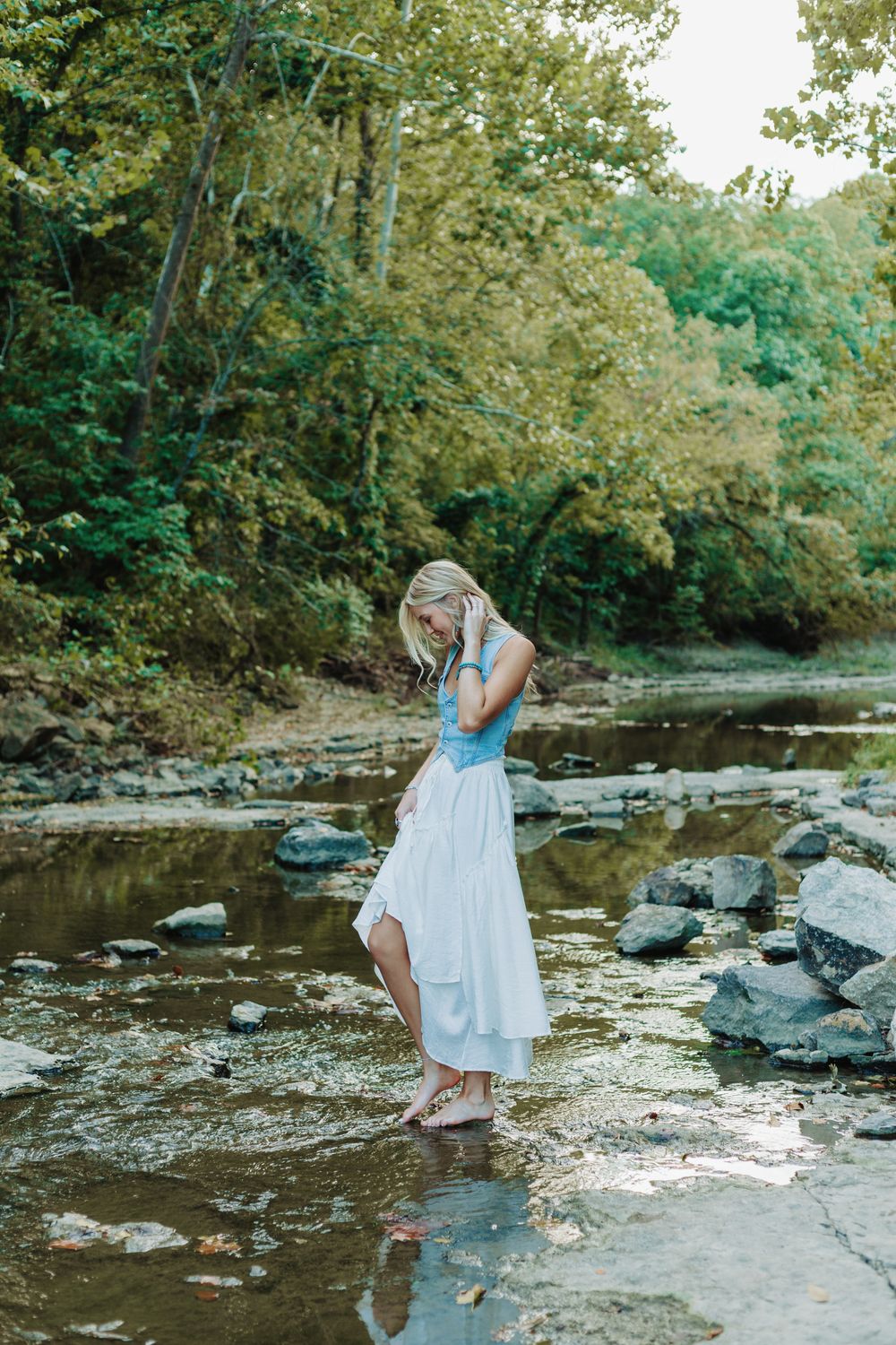 Senior photos in the Kansas City metro by a local senior photographer – modern outdoor portraits with authentic, natural poses.