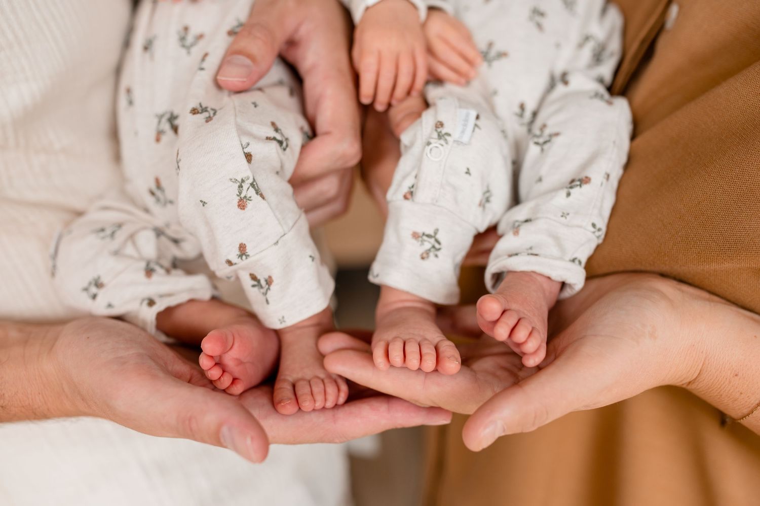 schattige voetjes van een newborn tweeling
