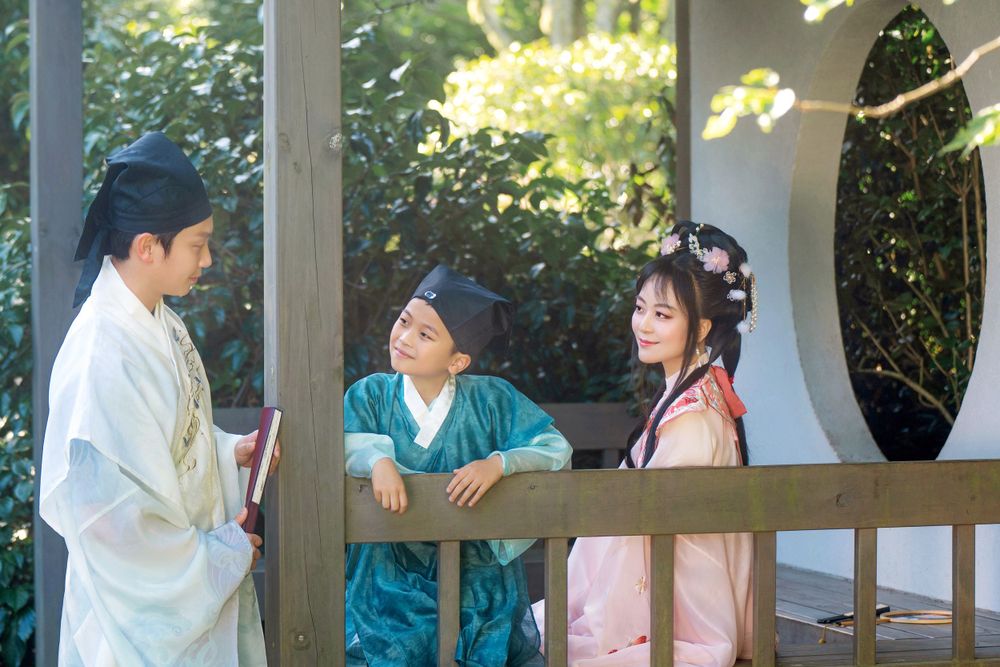 Beautiful Hanfu family photography in the scenic Auckland Botanic Gardens, capturing joyful moments by Imagine Image Studio.