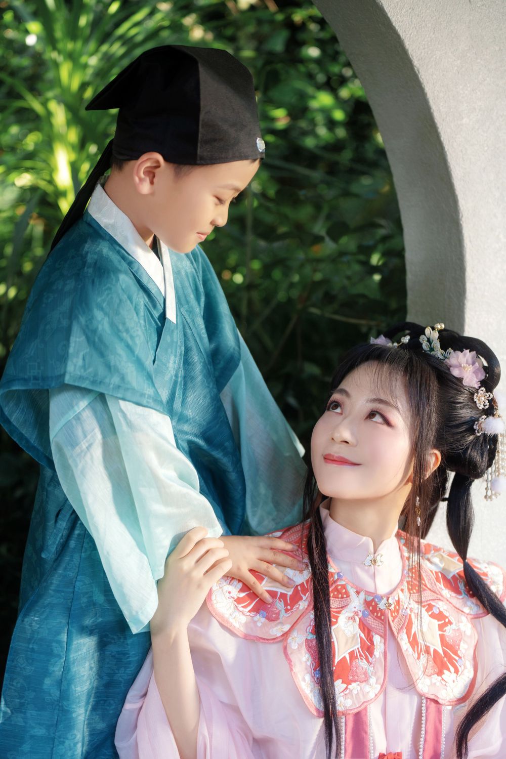 Beautiful Hanfu family photography in the scenic Auckland Botanic Gardens, capturing joyful moments by Imagine Image Studio.