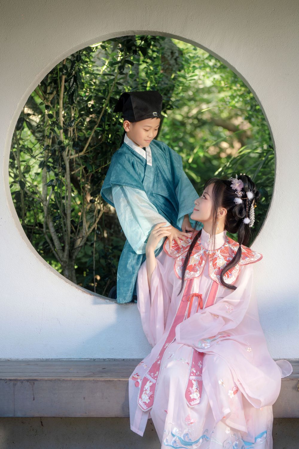 Beautiful Hanfu family photography in the scenic Auckland Botanic Gardens, capturing joyful moments by Imagine Image Studio.