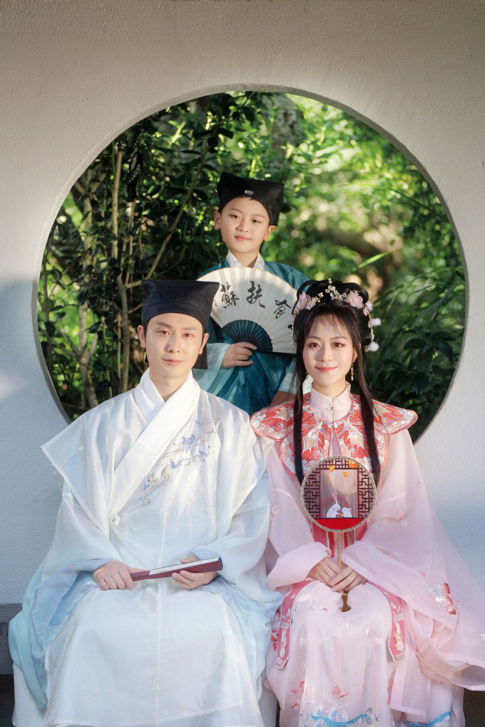 Candid natural light Hanfu family portrait of parents playing happily with kids at Botanic Garden Auckland, by Imagine Image Studio.