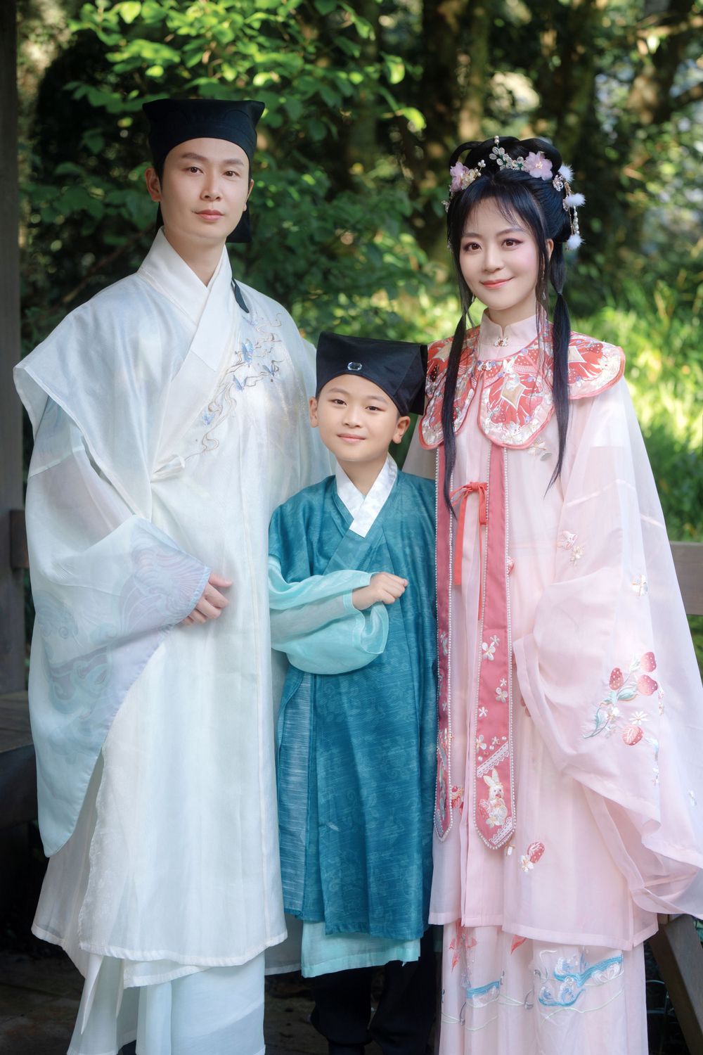 Candid natural light Hanfu family portrait of parents playing happily with kids at Botanic Garden Auckland, by Imagine Image Studio.
