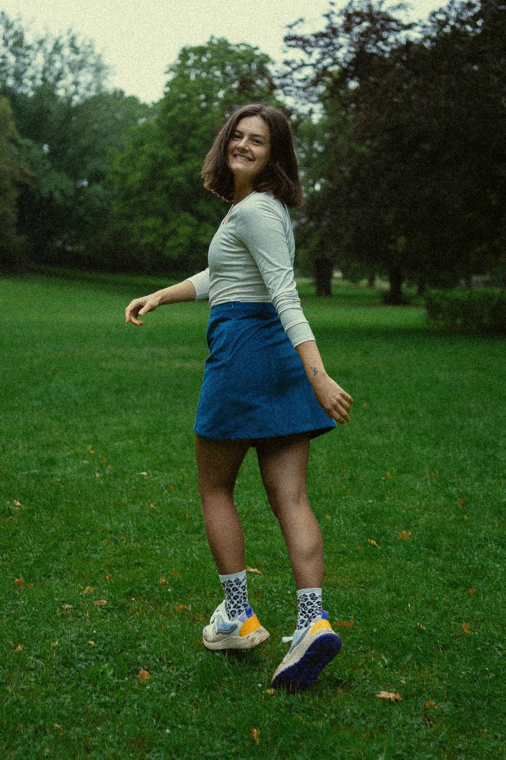 Spätsommerliches Portrait Fotoshooting einer lächelnden Frau in Bewegung im Blüherpark Dresden