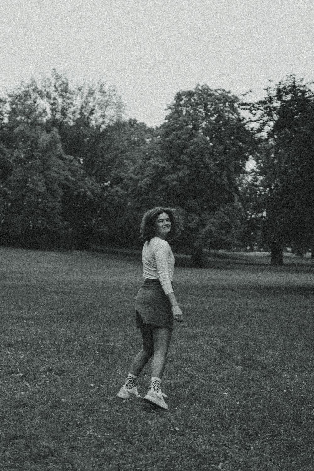 Spätsommerliches Parkportrait einer Frau in Bewegung im Blüherpark Dresden