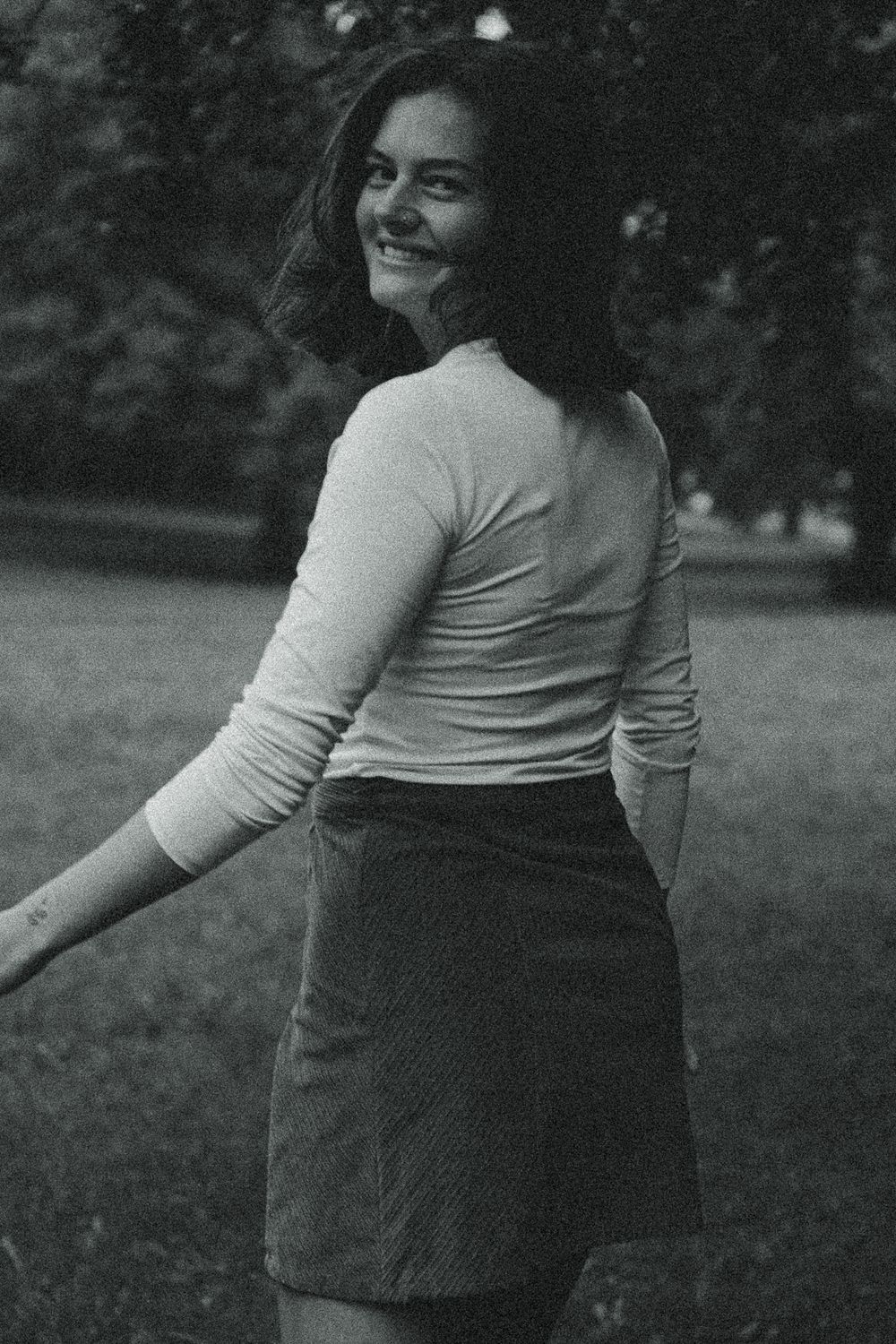 Frau spaziert durch Parkanlage im Blüherpark Dresden - Portrait einer Frau im nostalgischen Stil