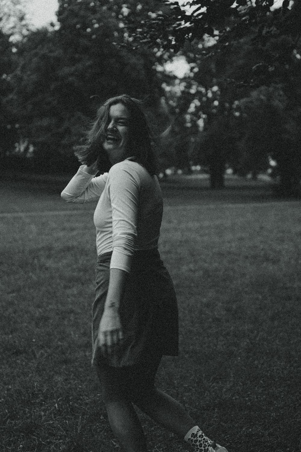 Portrait einer lachenden Frau in Bewegung im Blüherpark Dresden - Spätsommerliches Fotoshooting