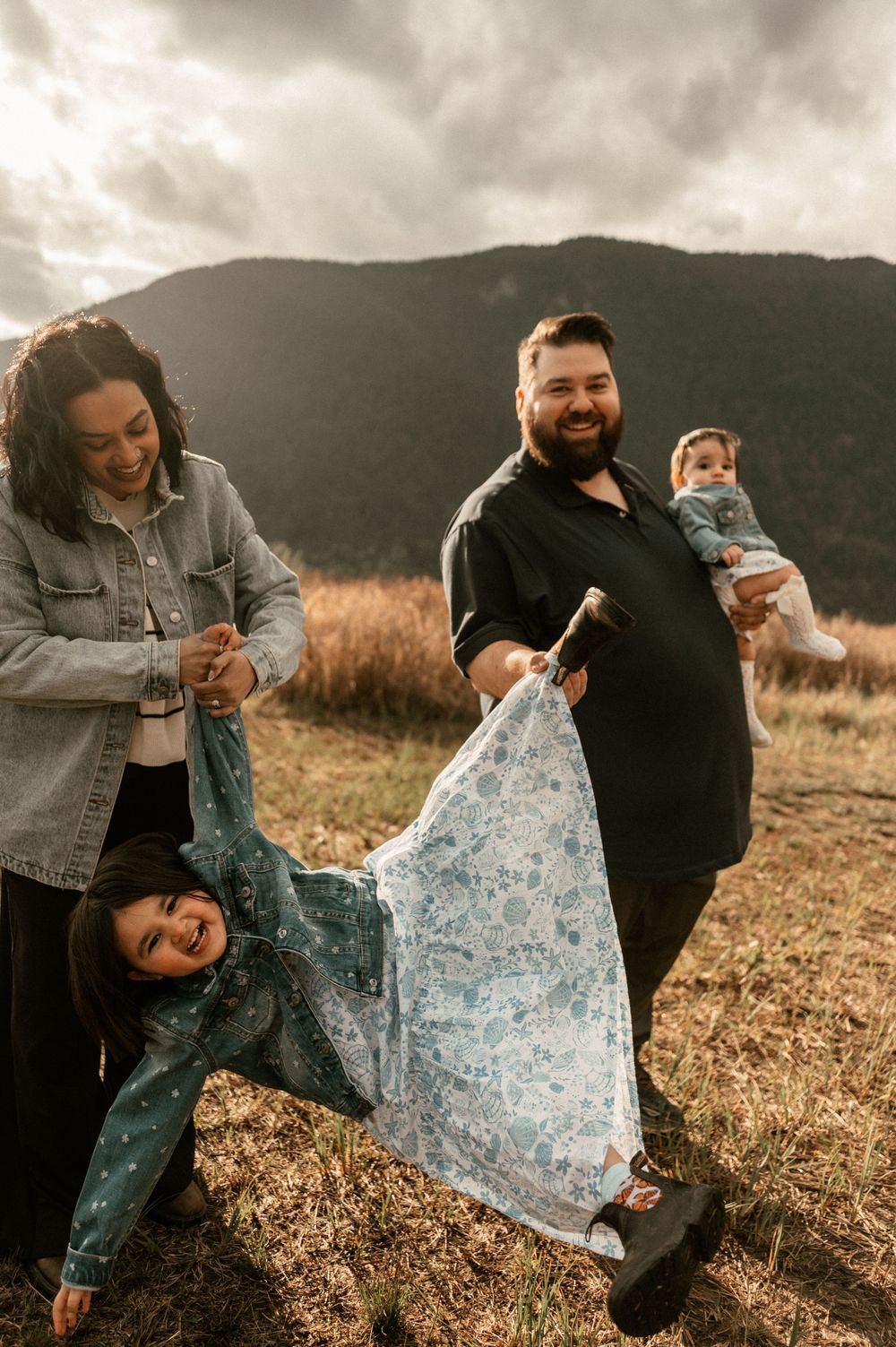 Lifestyle Photography by Marina Dams Outdoors Field Family Photoshoot Vancouver