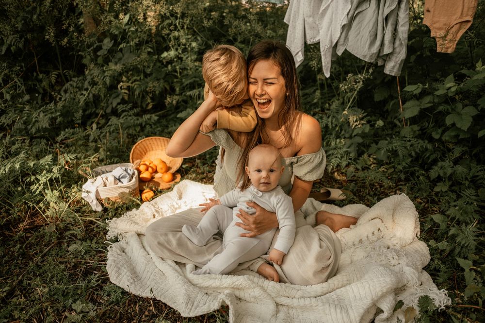 Fun Lifestyle Outdoor Family Photoshoot in Vancouver by Marina Dams
