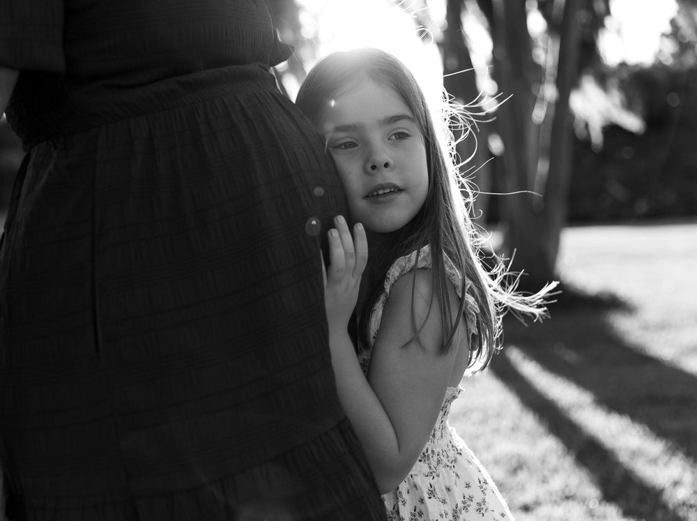 Charleston maternity photographer  captures child on moms pregnant belly