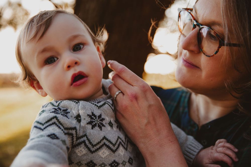 Charleston family photographer captures moment between mom and baby