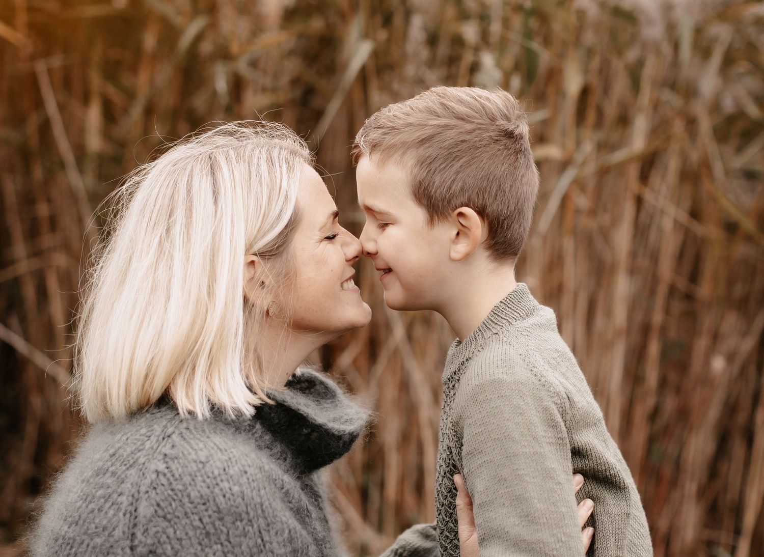 Familiefotografering i Kristiansand med mor og sønn som viser relasjonen mellom dem
