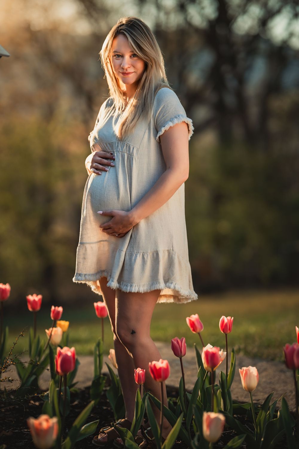 pregnant woman has spring maternity session with tulips in Chattanooga