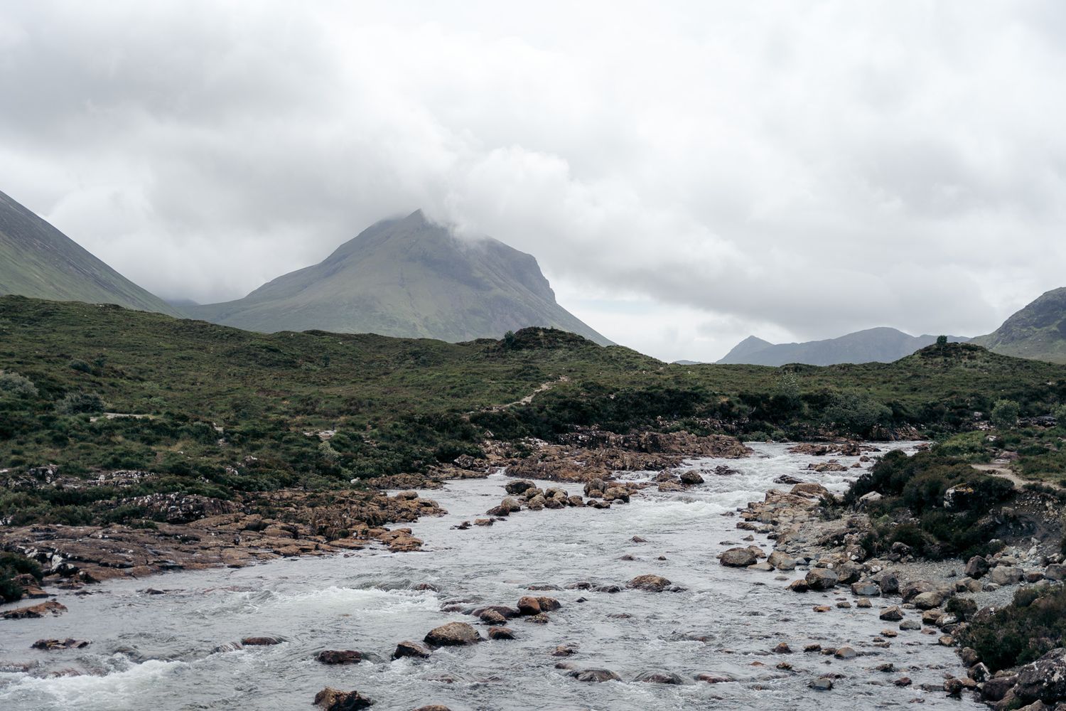 sligachan bridge sur l'île de Skye avec la rivère et les montagnes en arrière plan