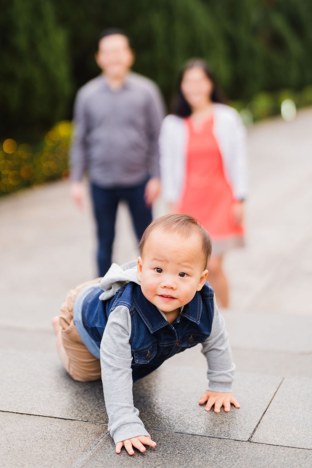 baby crawling before parents at the National Palace Museum