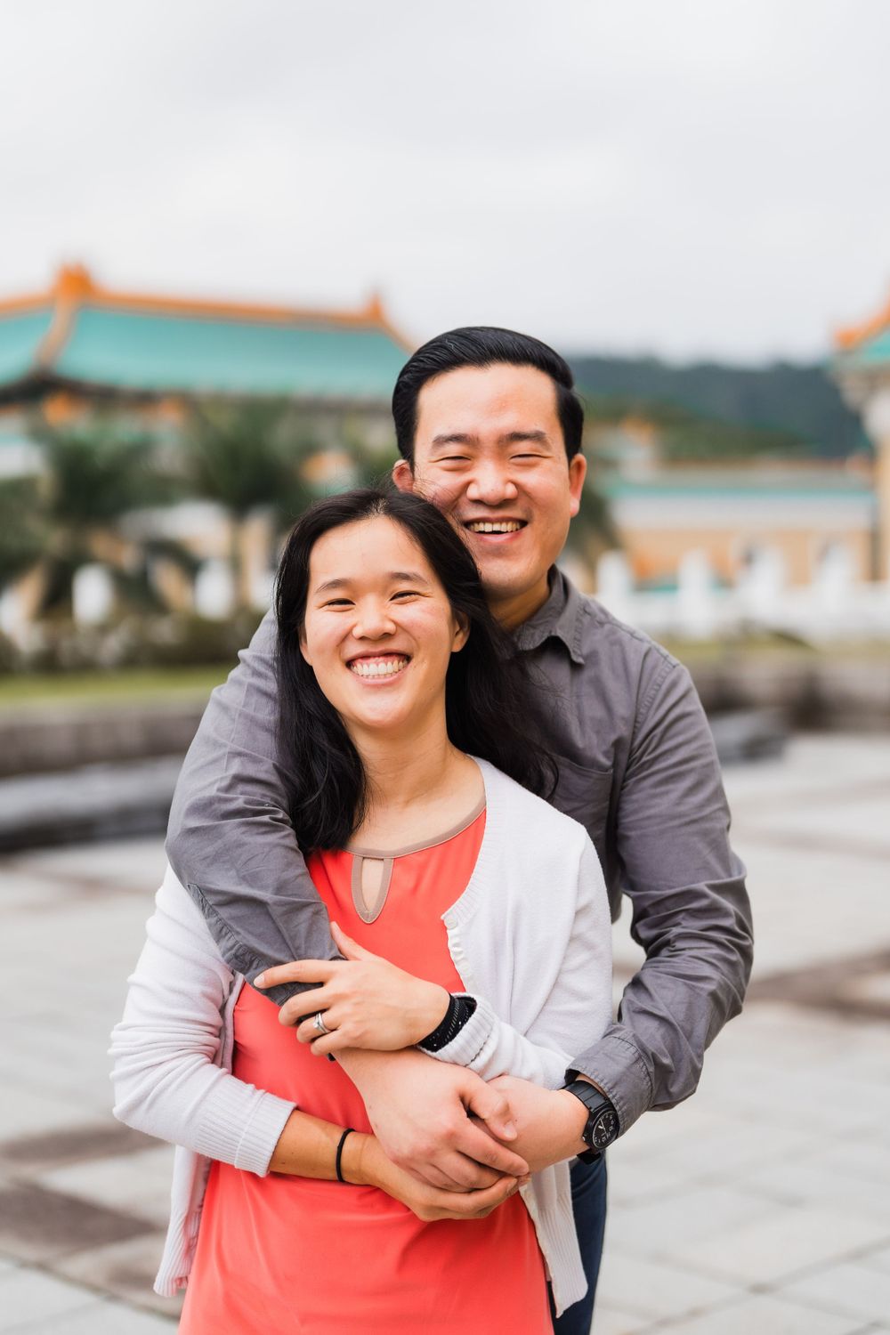 husband holding wife at the National Palace Museum