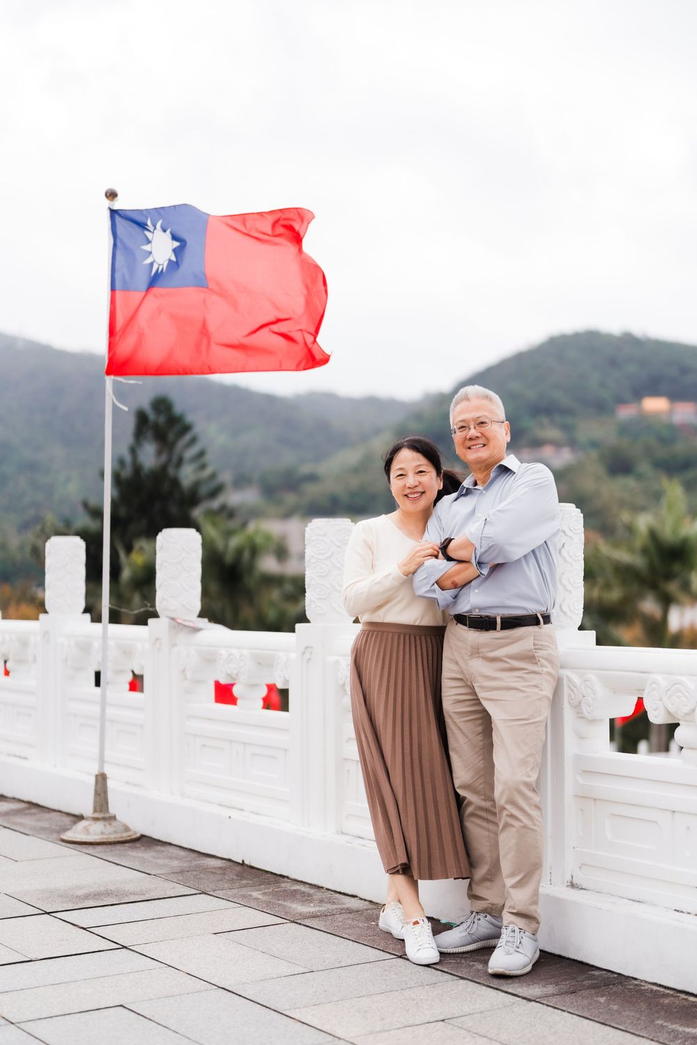 married couple with Taiwanese flag at National Palace Museum
