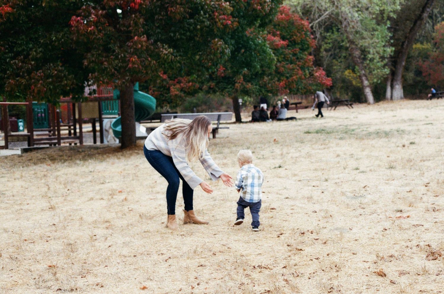 natural light family photography with children and parents, intimate and unposed storytelling