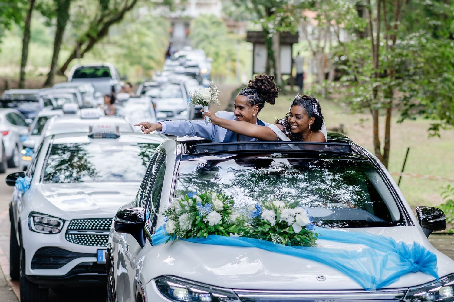 Mariage en Martinique, les mariés ont leurs têtes par le toit ouvrant de leur voiture