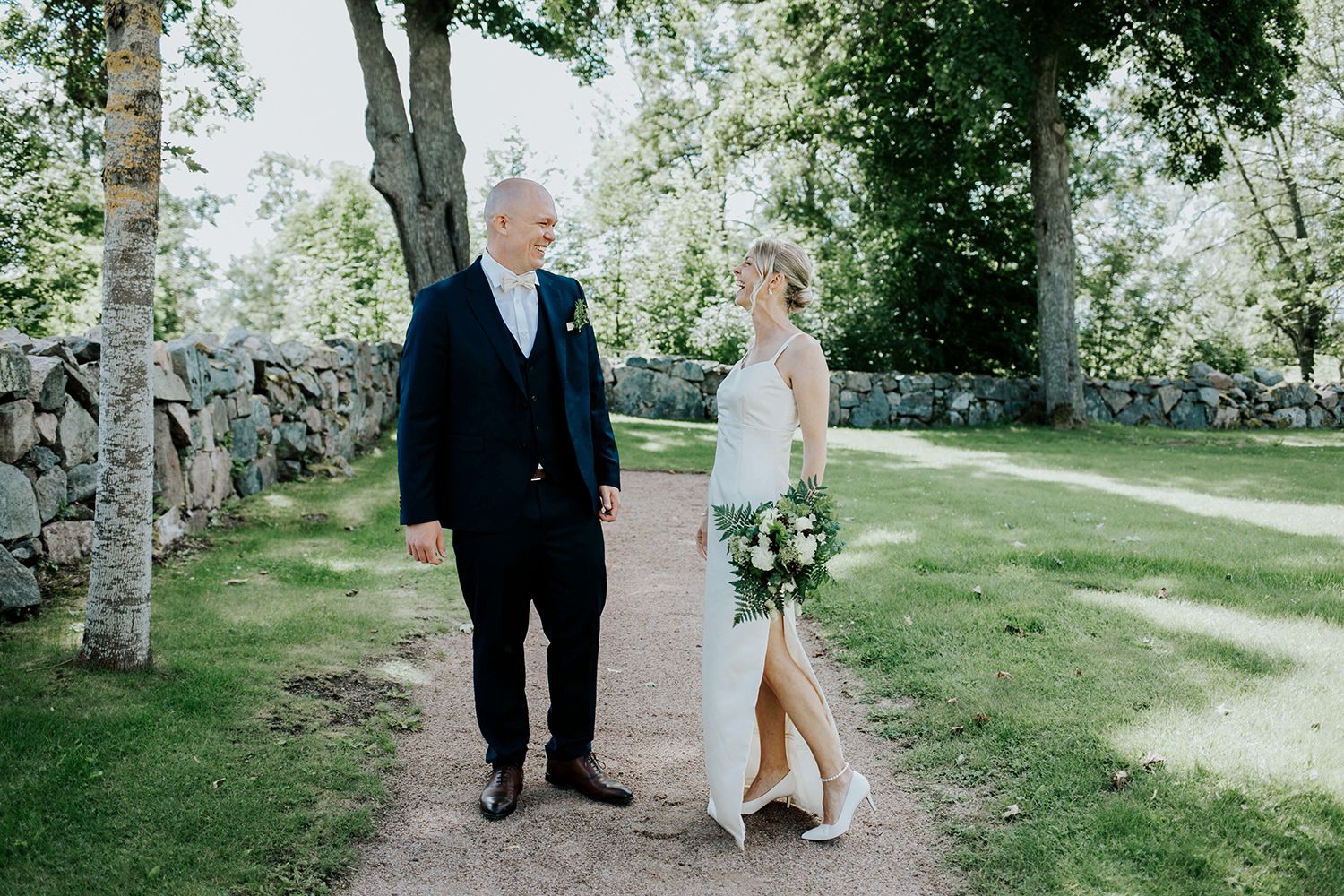 Bröllop i Munktorps kyrka och Köping. Fotograf Rebecca Nordin.