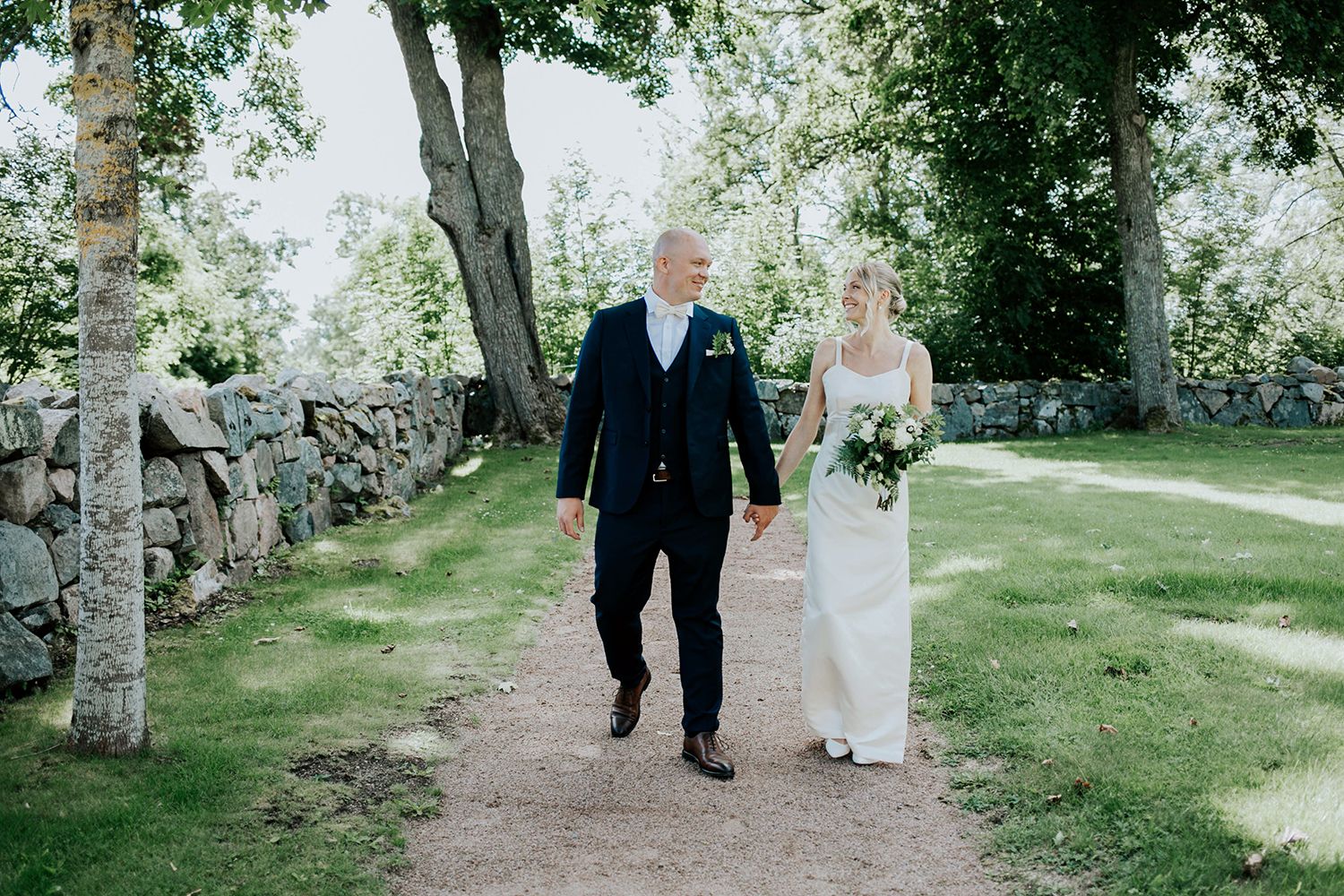 Bröllop i Munktorps kyrka och Köping. Fotograf Rebecca Nordin.