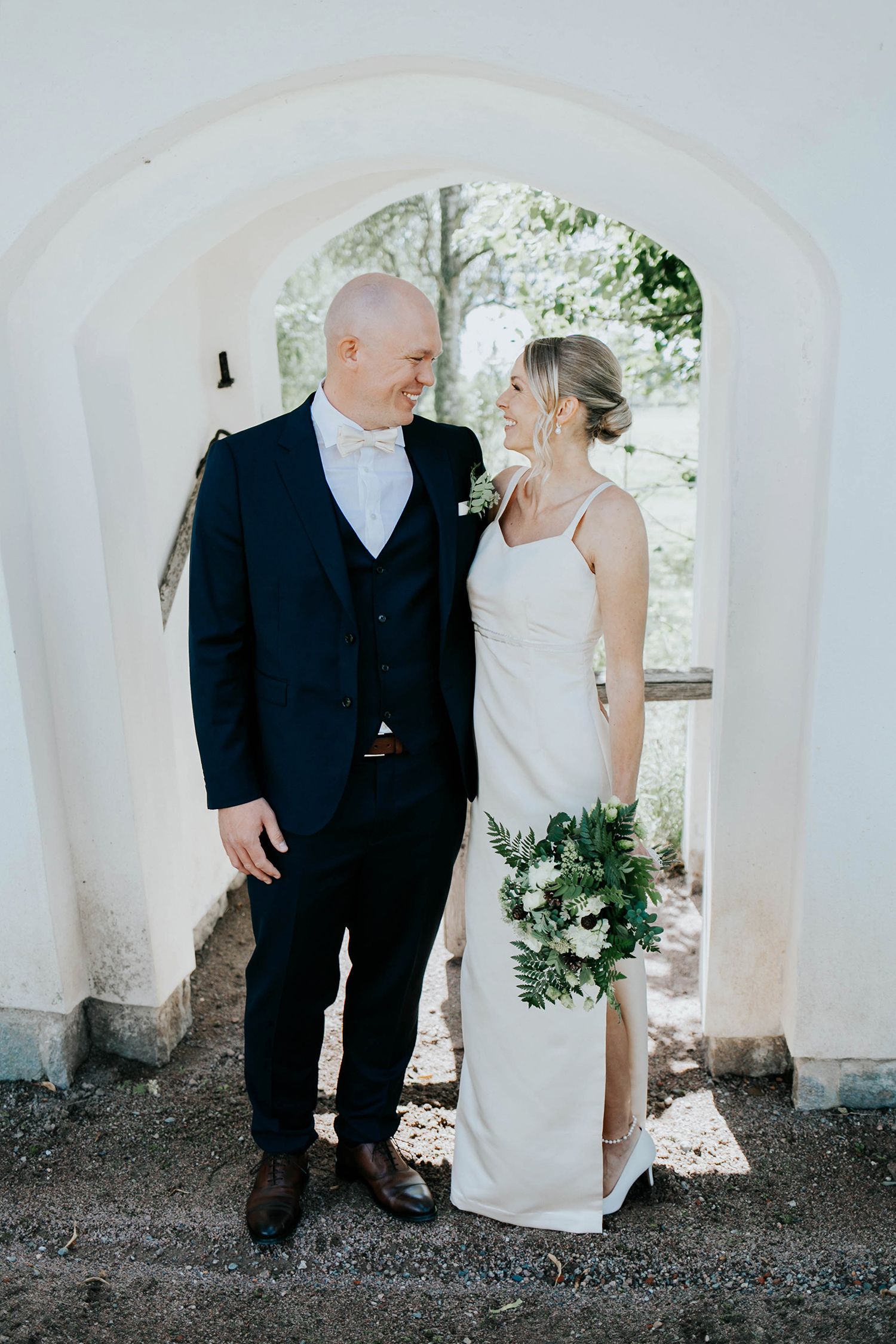 Bröllop i Munktorps kyrka och Köping. Fotograf Rebecca Nordin.