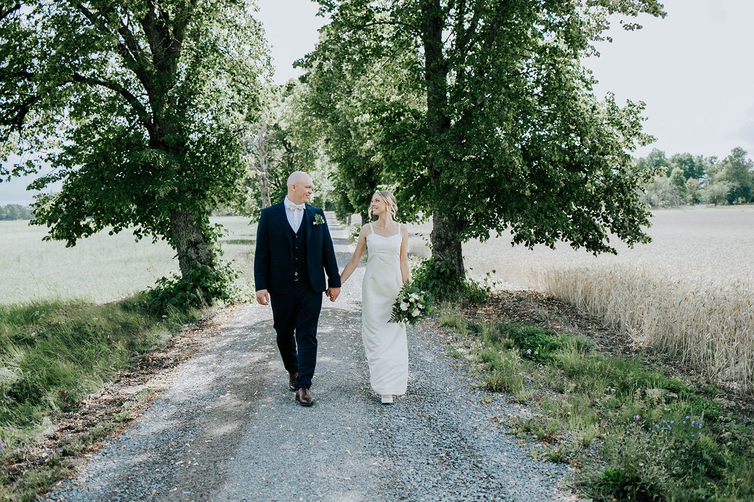 Bröllop i Munktorps kyrka och Köping. Fotograf Rebecca Nordin.