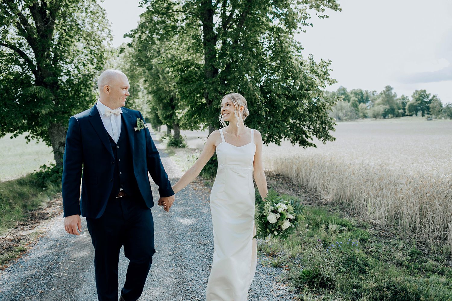 Bröllop i Munktorps kyrka och Köping. Fotograf Rebecca Nordin.