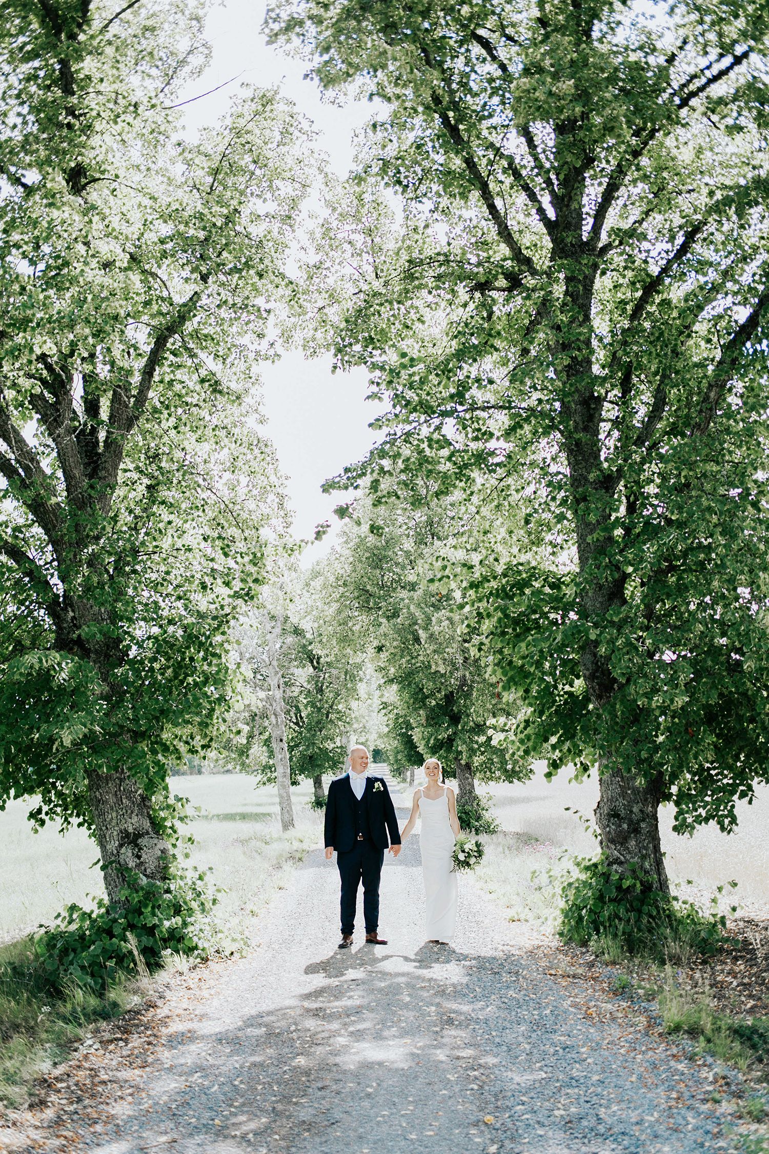 Bröllop i Munktorps kyrka och Köping. Fotograf Rebecca Nordin.
