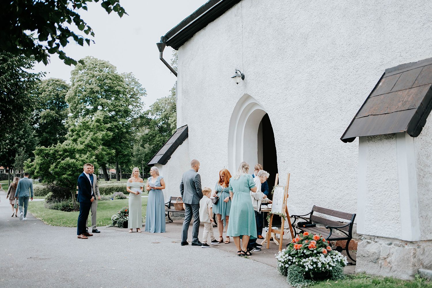 Bröllop i Munktorps kyrka och Köping. Fotograf Rebecca Nordin.