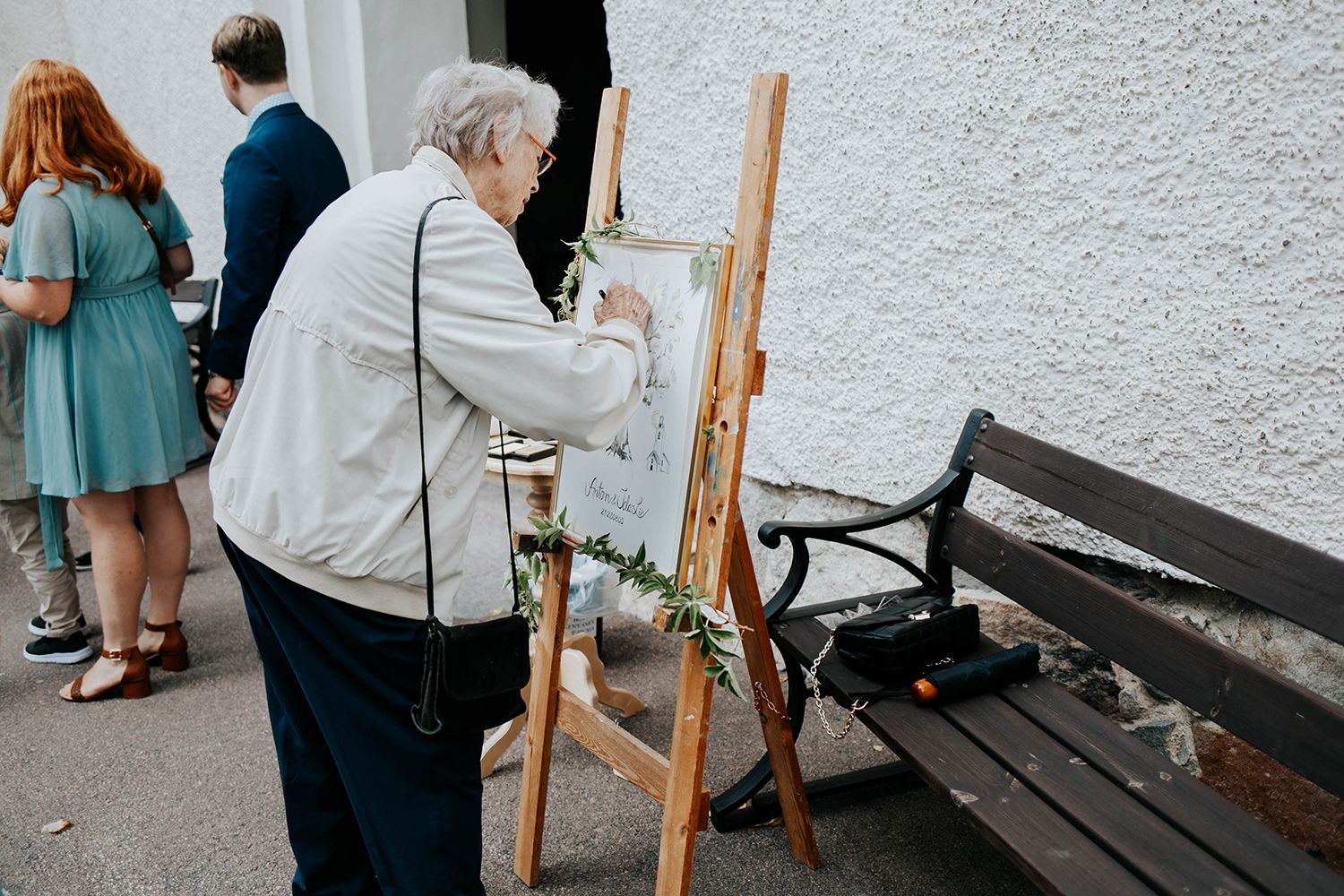 Bröllop i Munktorps kyrka och Köping. Fotograf Rebecca Nordin.