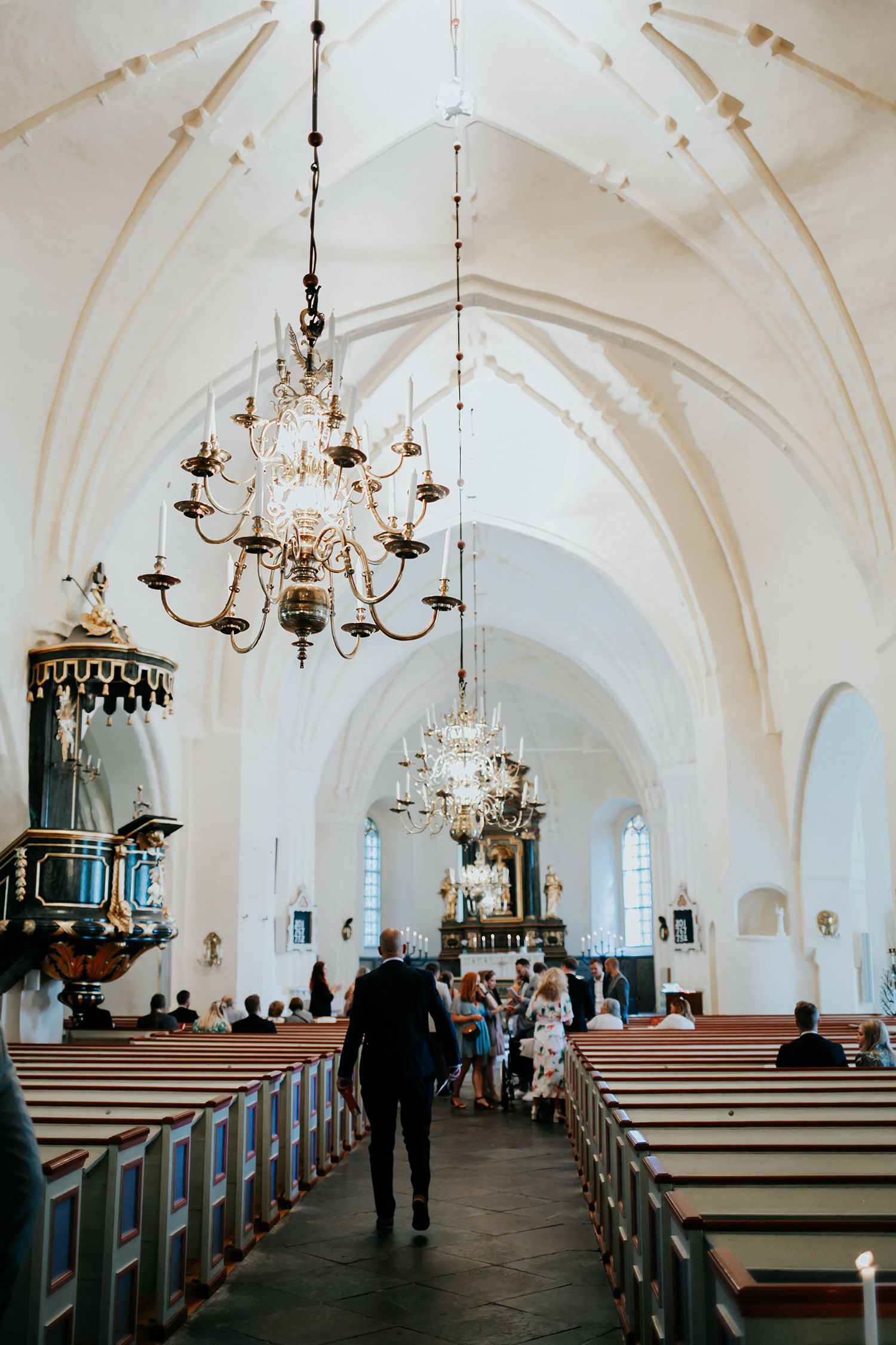 Bröllop i Munktorps kyrka och Köping. Fotograf Rebecca Nordin.