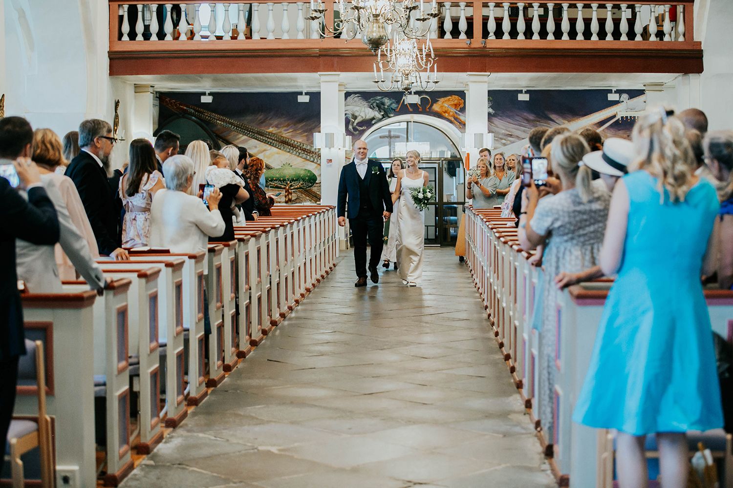 Bröllop i Munktorps kyrka och Köping. Fotograf Rebecca Nordin.