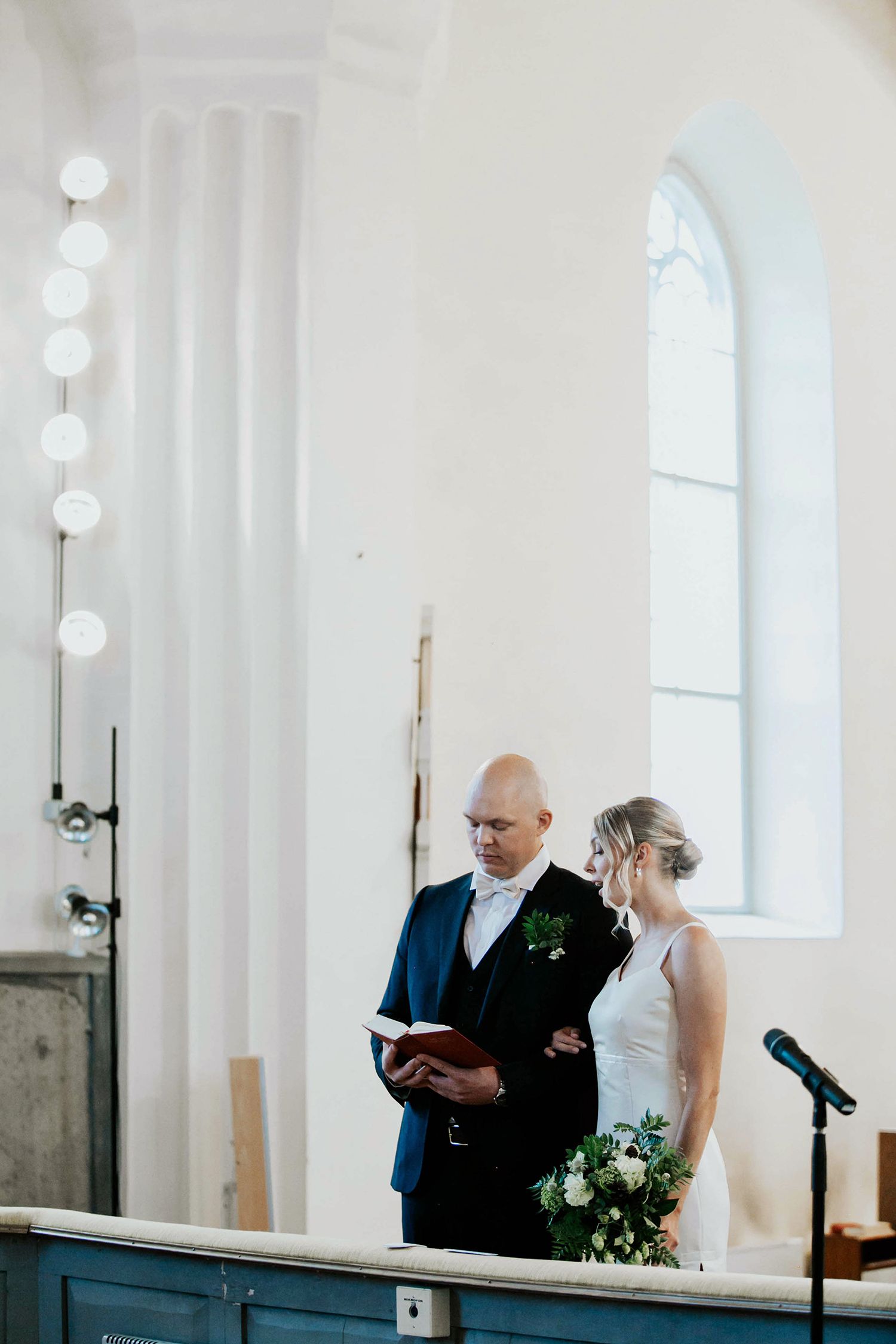 Bröllop i Munktorps kyrka och Köping. Fotograf Rebecca Nordin.