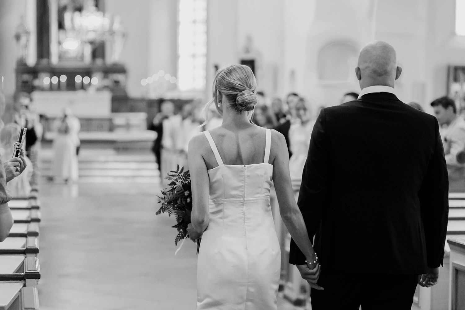 Bröllop i Munktorps kyrka och Köping. Fotograf Rebecca Nordin.