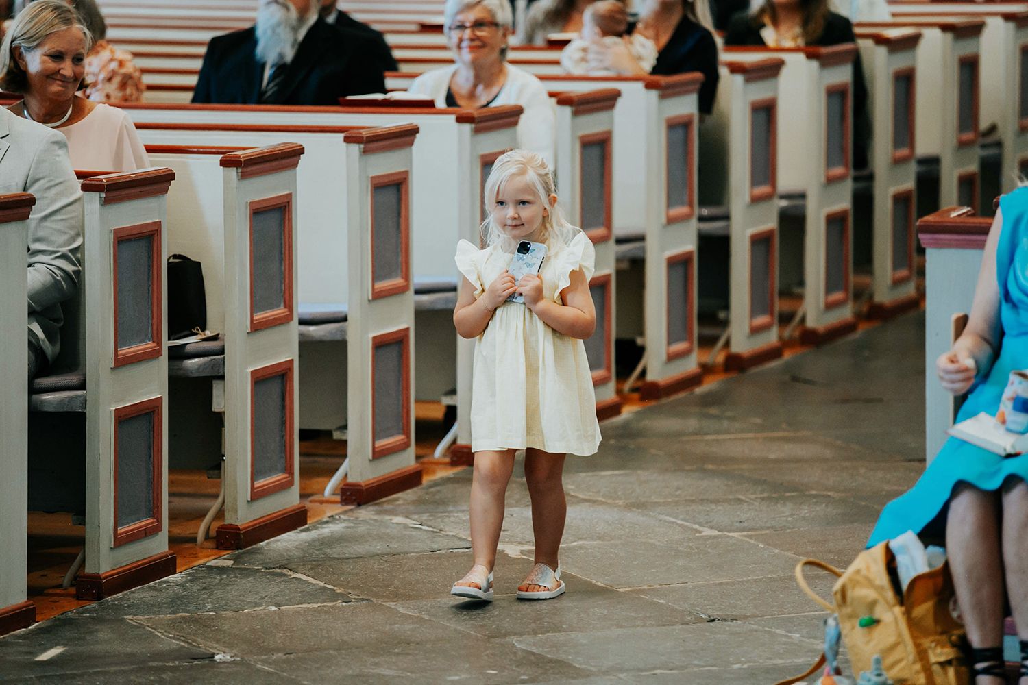 Bröllop i Munktorps kyrka och Köping. Fotograf Rebecca Nordin.