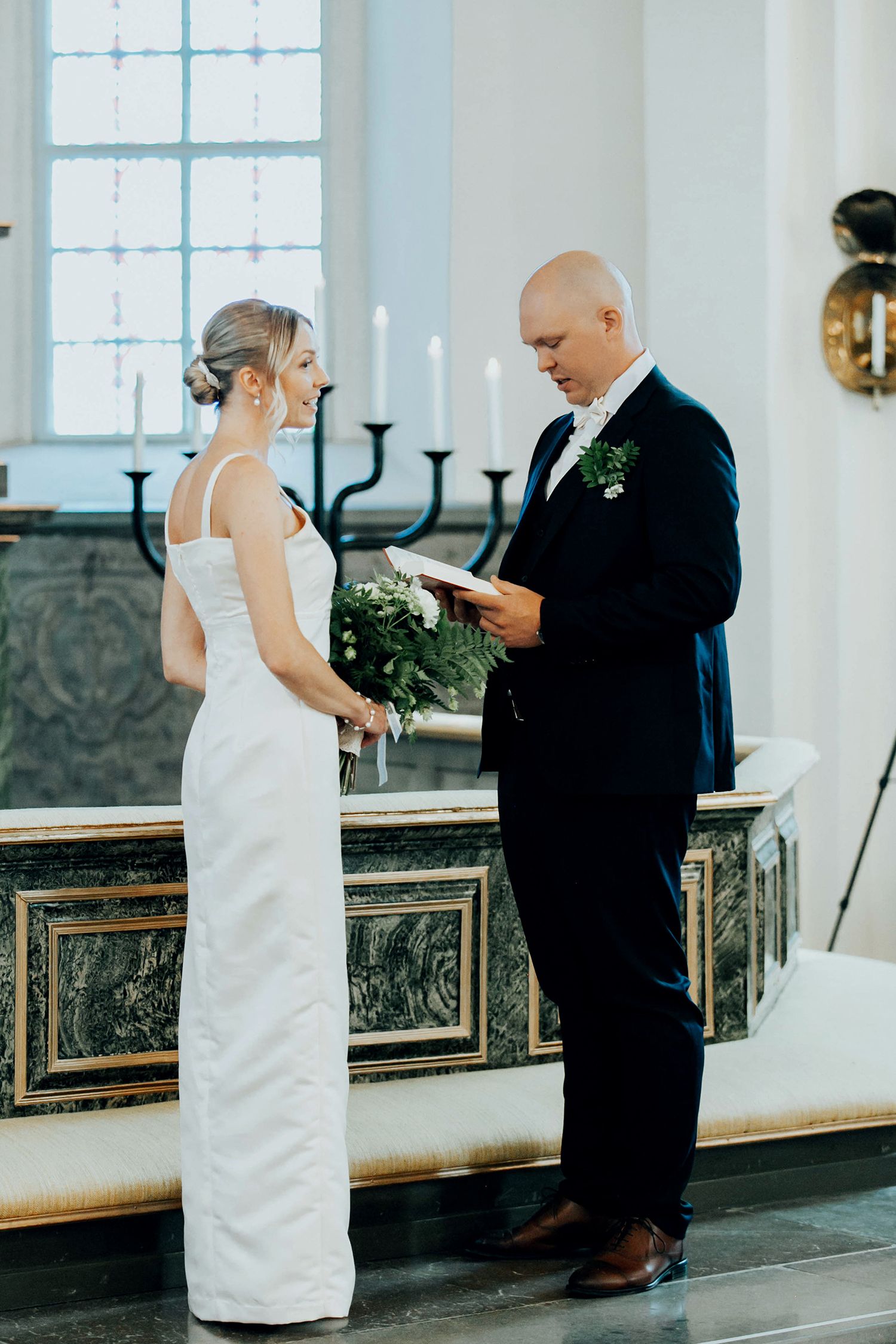 Bröllop i Munktorps kyrka och Köping. Fotograf Rebecca Nordin.