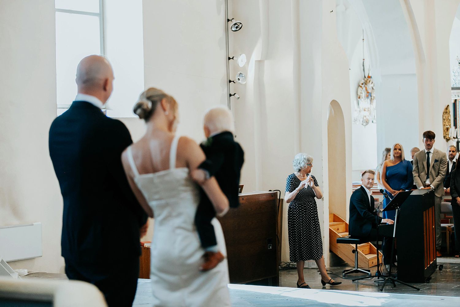 Bröllop i Munktorps kyrka och Köping. Fotograf Rebecca Nordin.