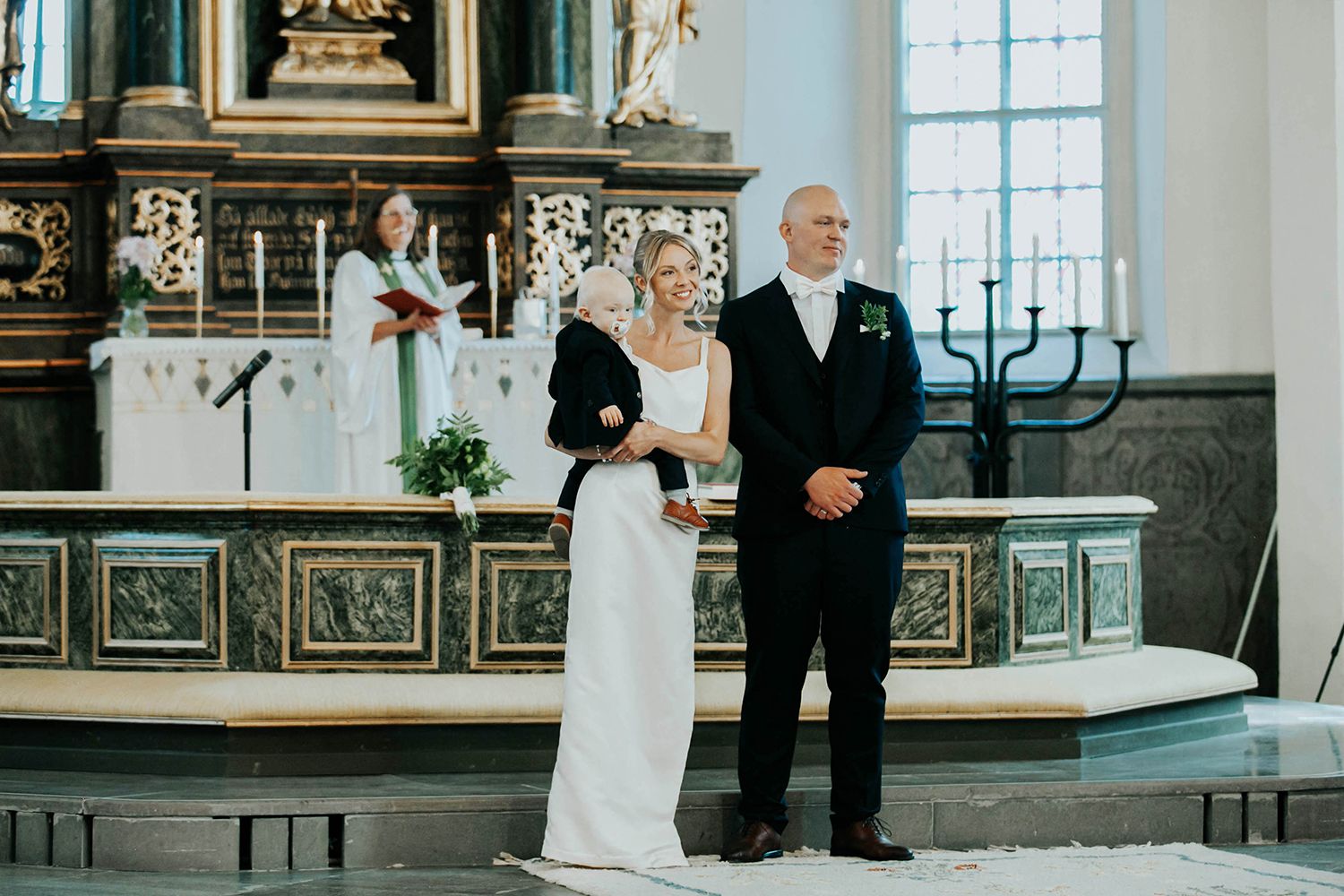 Bröllop i Munktorps kyrka och Köping. Fotograf Rebecca Nordin.