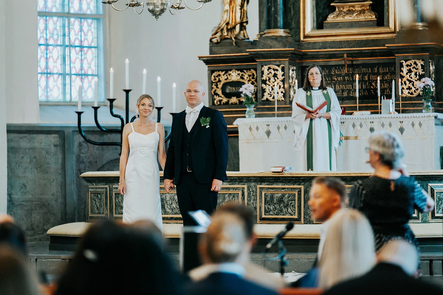 Bröllop i Munktorps kyrka och Köping. Fotograf Rebecca Nordin. vigsel.