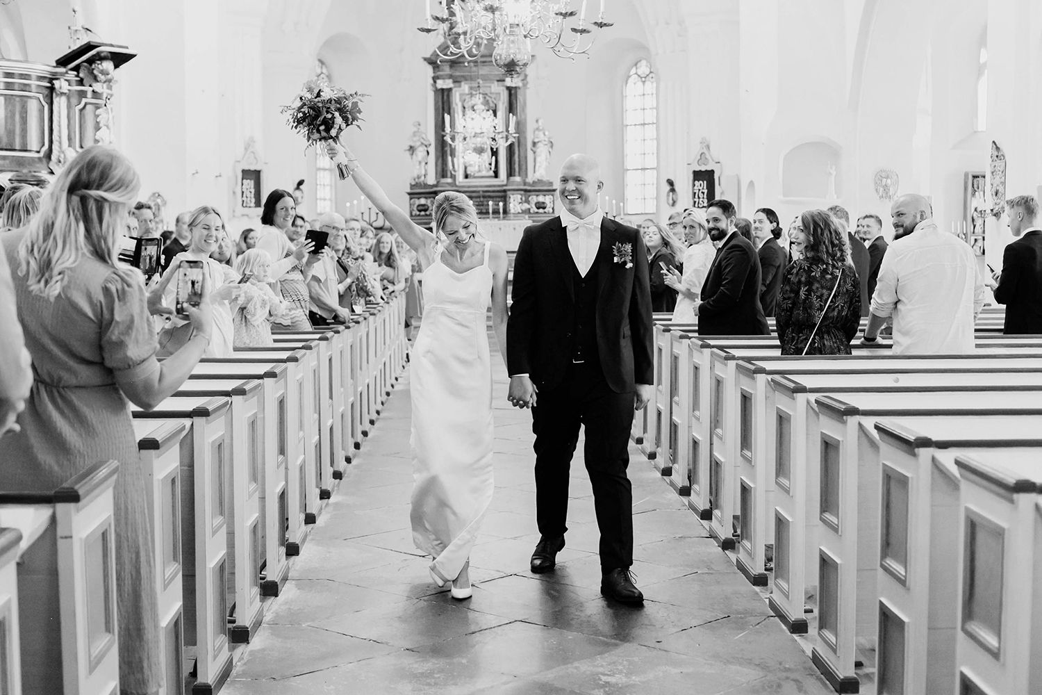 Bröllop i Munktorps kyrka och Köping. Fotograf Rebecca Nordin. utgång kyrka.